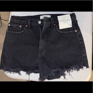 Black high rise mom shorts from Abercrombie. NWT never worn